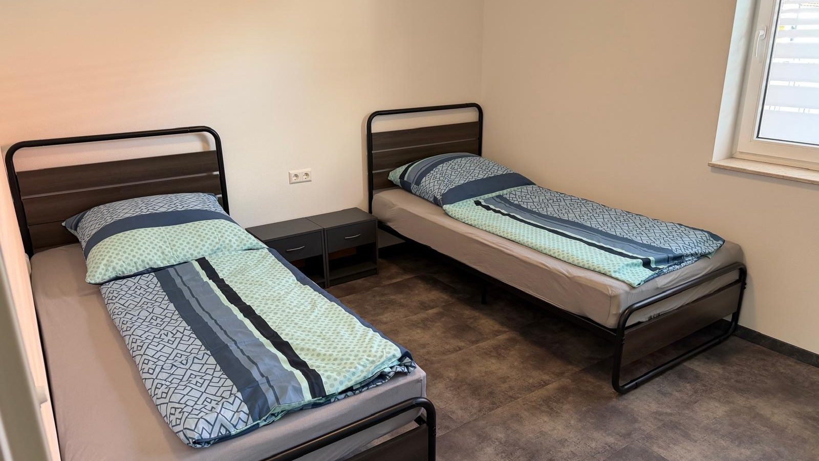Schlafzimmer Ferienwohnung Delphin Heeder See mit zwei Einzelbetten