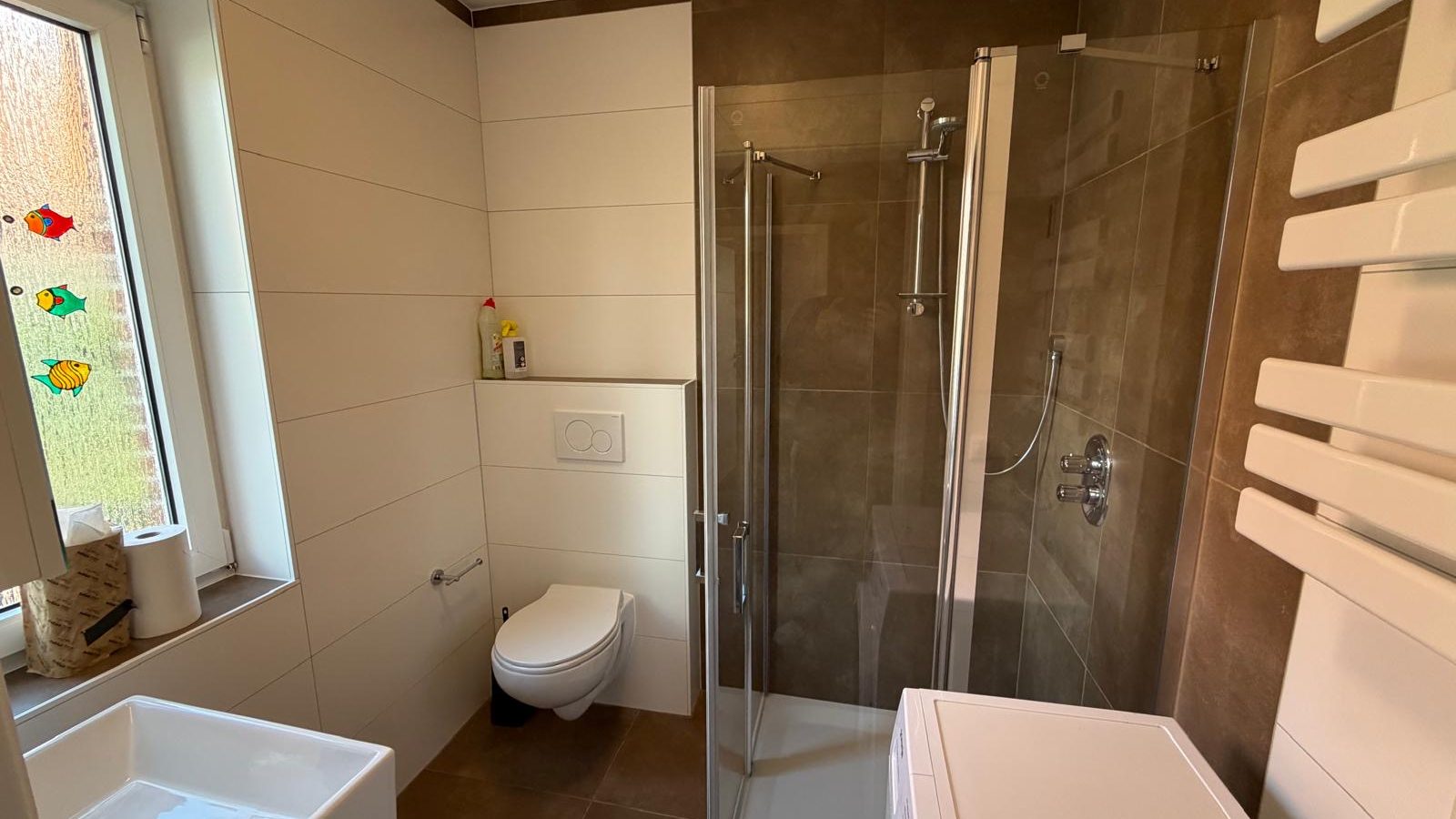 Badezimmer Ferienwohnung Delphin Heeder See modern mit Dusche