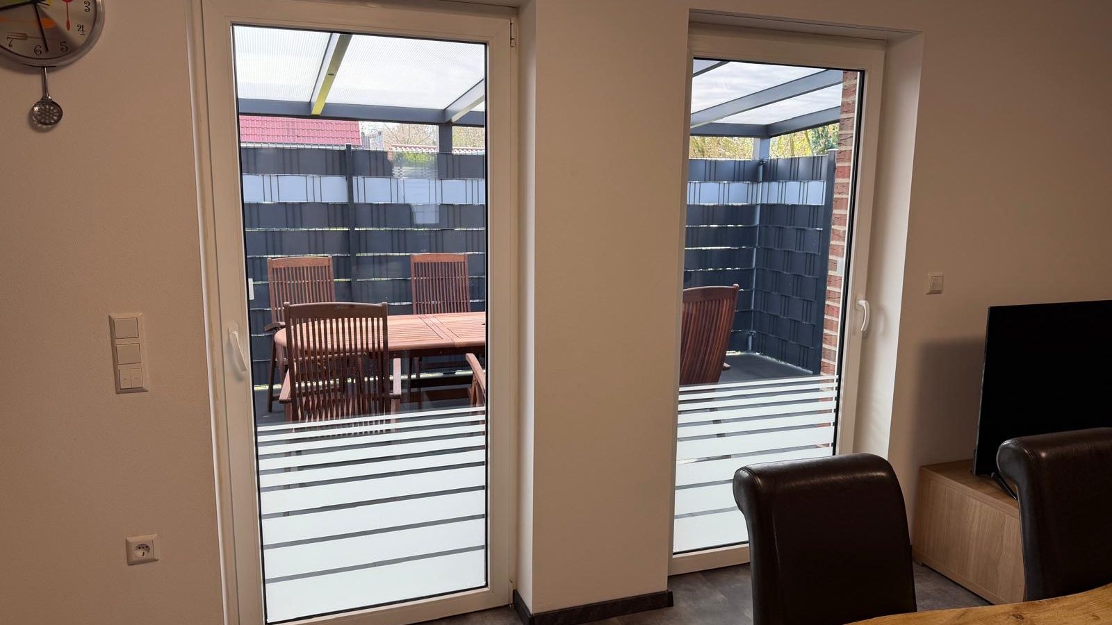 Fenster zur Terrasse Ferienwohnung Delphin Heeder See heller Wohnbereich