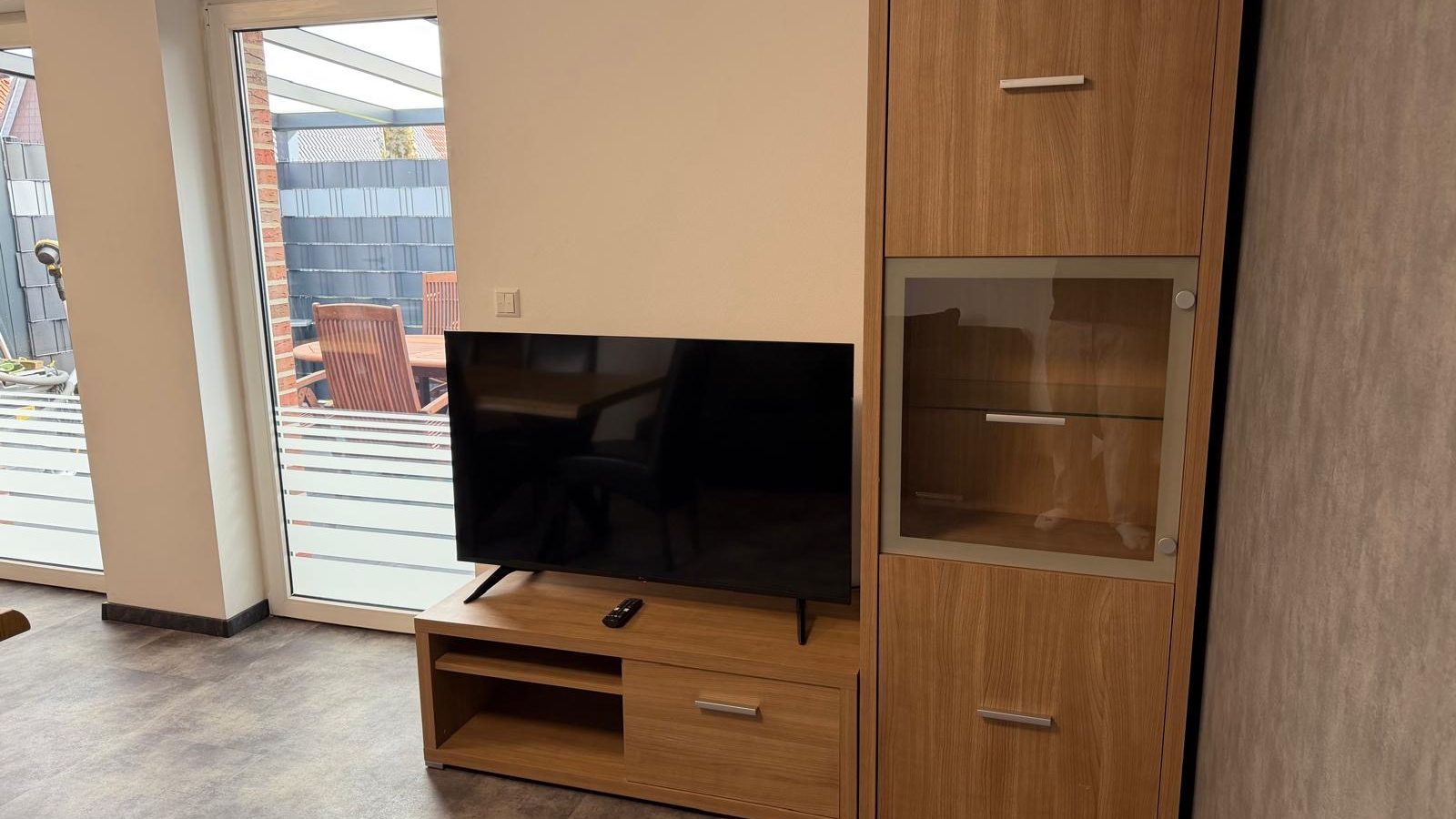 Fernseher Wohnzimmer Ferienwohnung Delphin Heeder See modern