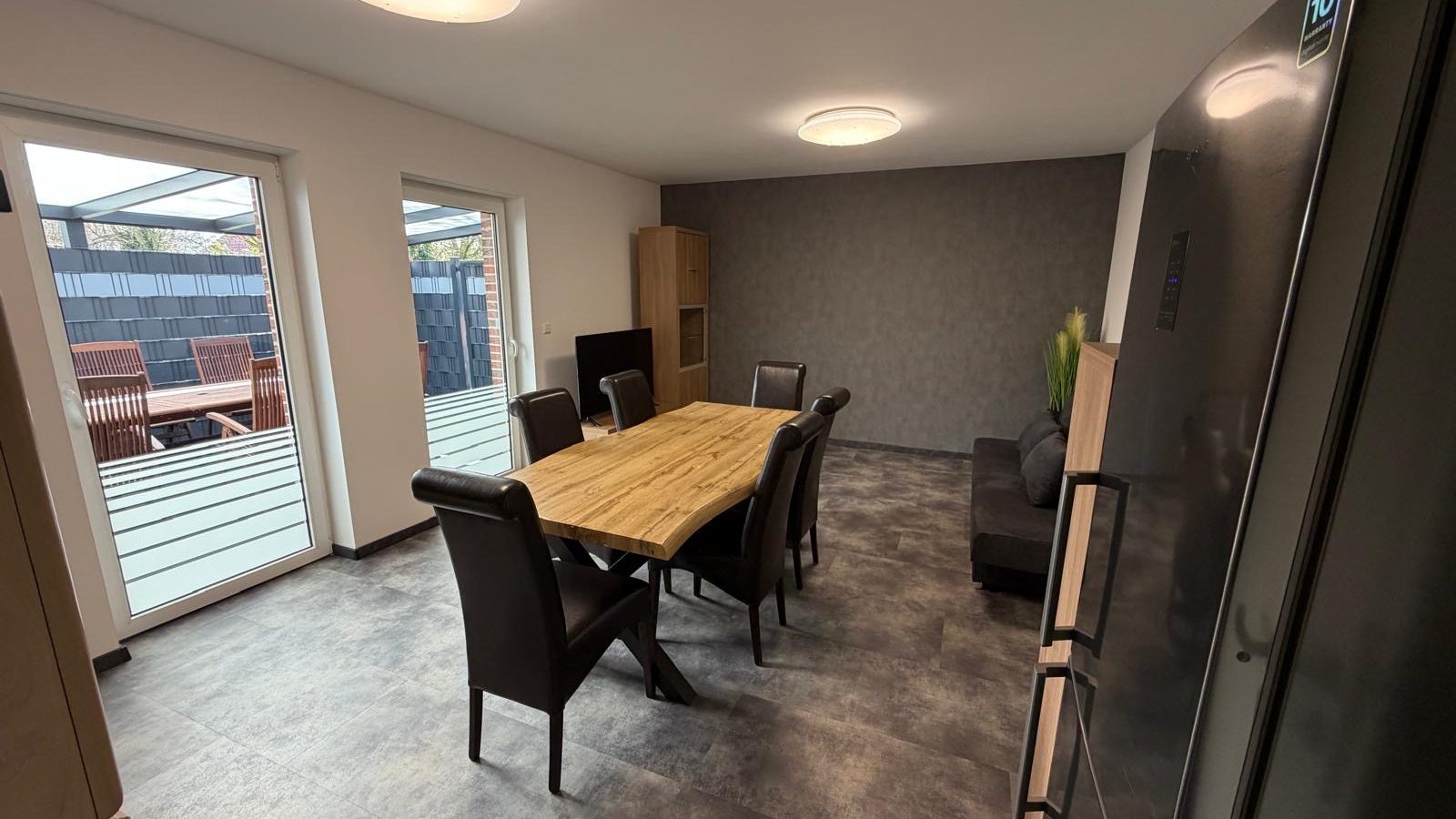 Wohn und Essbereich Ferienwohnung Delphin Heeder See modern und hell