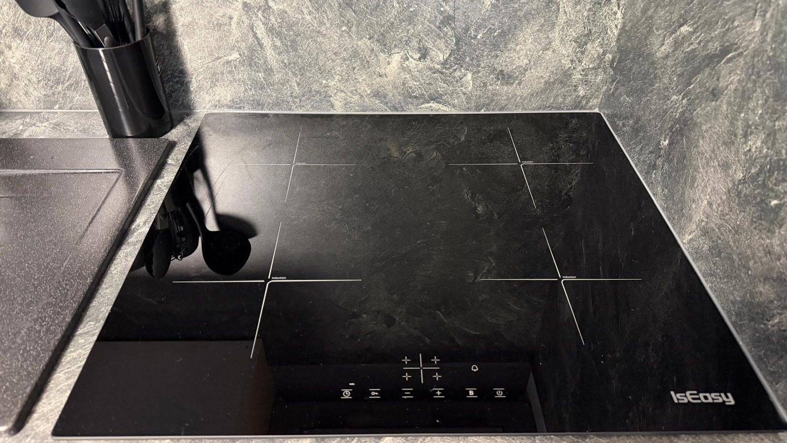 Herd Ferienwohnung Delphin Heeder See Küche mit Kochfeld